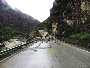 陇西游客自驾游九寨沟归途遭遇山体滑坡