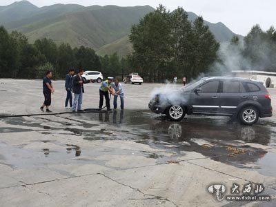 汽车自燃 高速交警及时处置