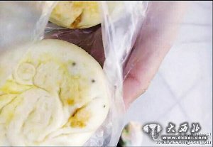 学生发微博质疑学校食堂“包子发霉”