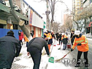 西固区932名环卫工人上街扫雪