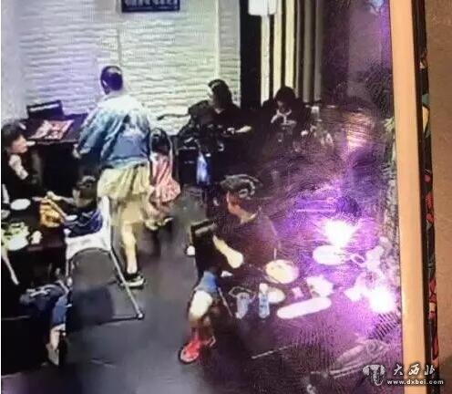 "女大学生飞踹4岁女童"视频曝光 自称只踹了椅子
