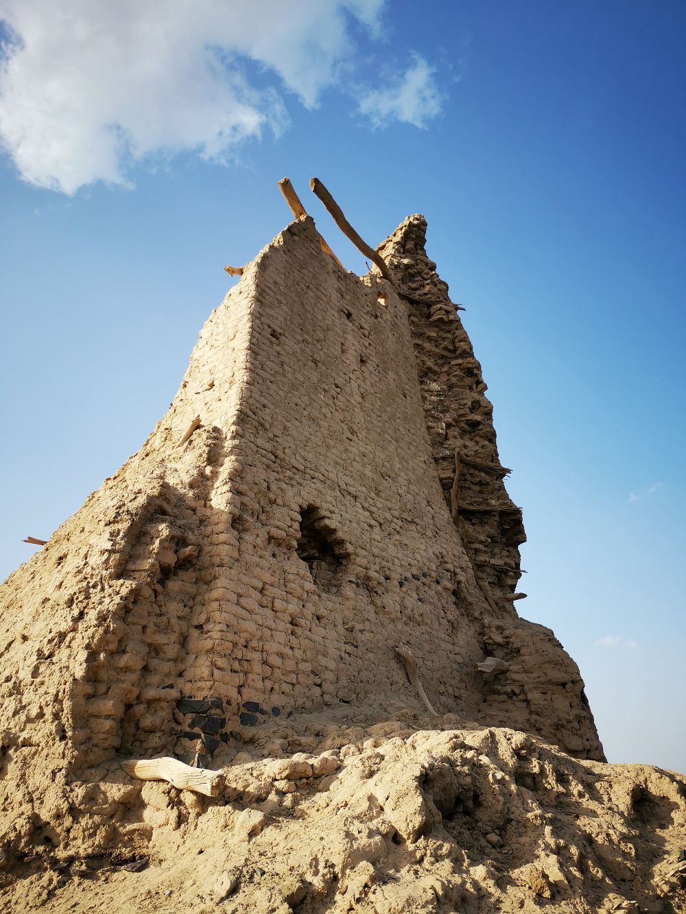 新疆新发现40余座古代